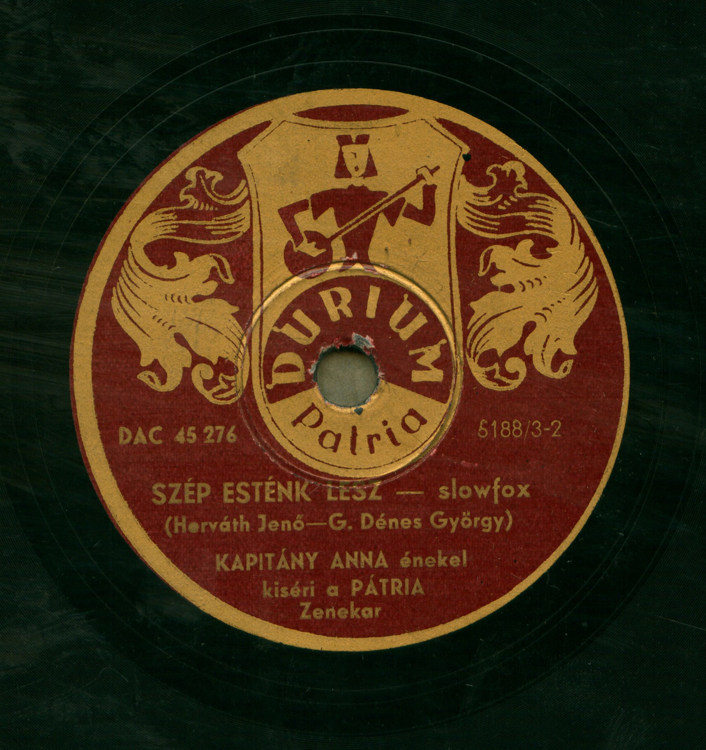 Kapitány Anna énekel